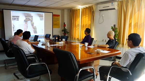 插图2:评委在认真评选 插图2:评委在认真评选