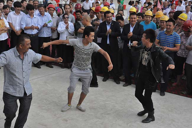 当地群众伴随着歌唱家的旋律跳起了欢快的维族舞蹈