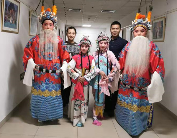 插图4:两位理事与孩子们合影留念 插图4:两位理事与孩子们合影留念