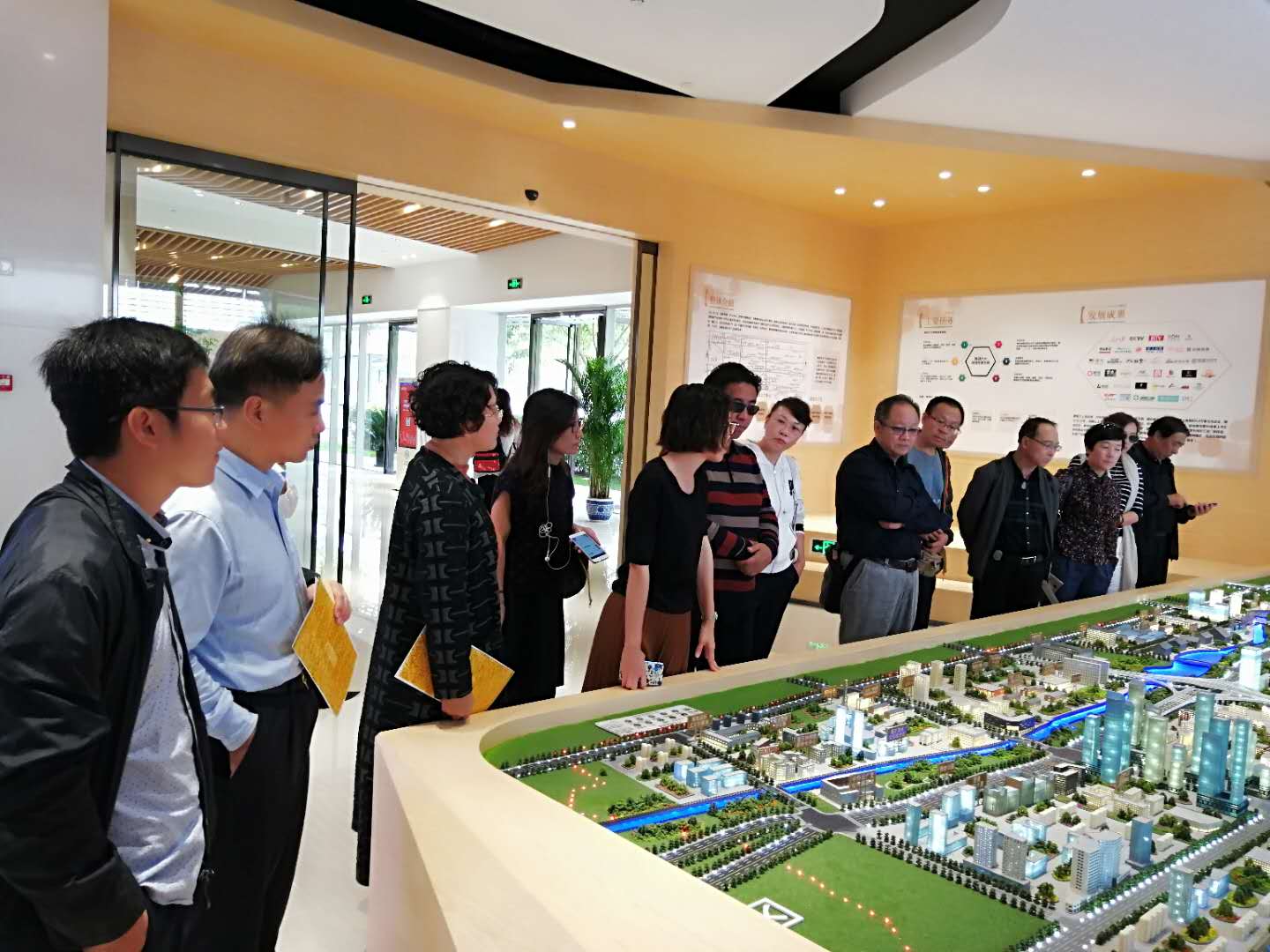 1市文联文化援建对口地区到朝阳区调研(姜军摄) 1市文联文化援建对口地区到朝阳区调研(姜军摄)