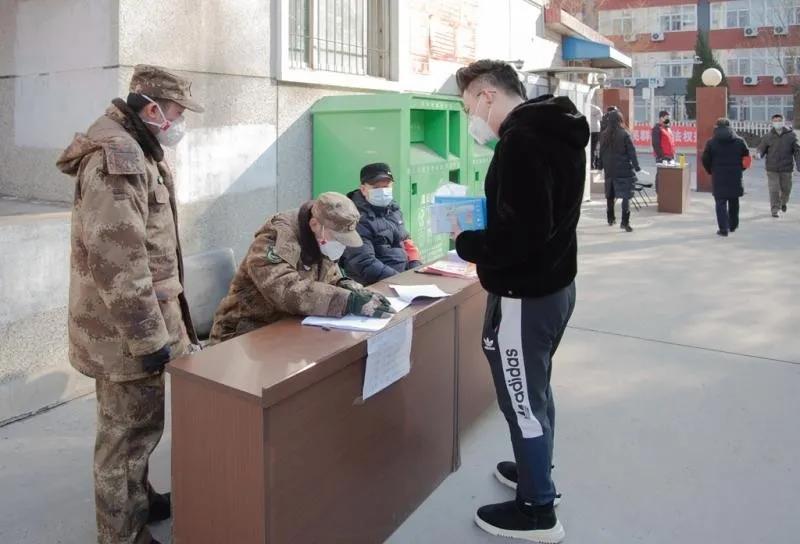 军民联防联控守住社区第一线  王冀昌 摄 军民联防联控守住社区第一线  王冀昌 摄