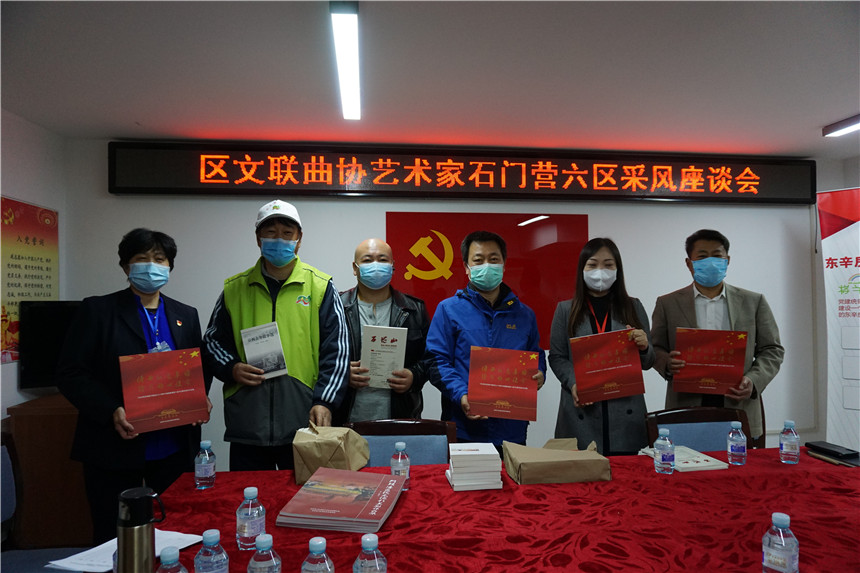 2-向石门营六区赠送书籍（任海濛摄）