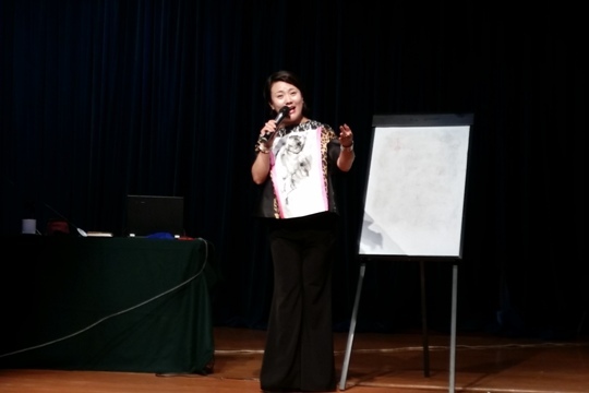 4、北京歌舞剧院的杨菲老师为大家讲授北京地区说唱艺术.jpg 4、北京歌舞剧院的杨菲老师为大家讲授北京地区说唱艺术.jpg