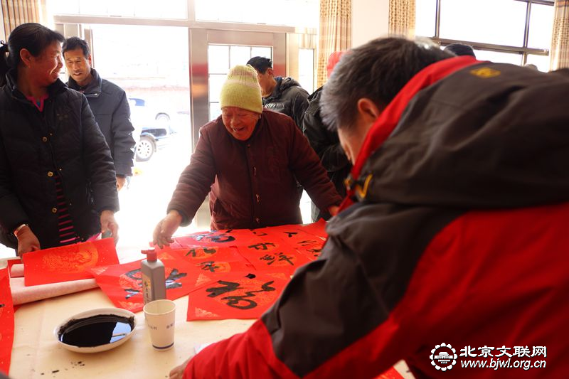 13、村民领取春联